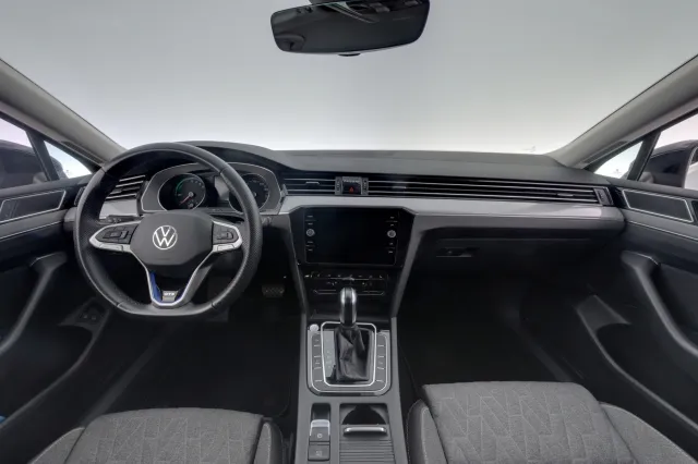 Volkswagen Passat 2023, photo 7/17