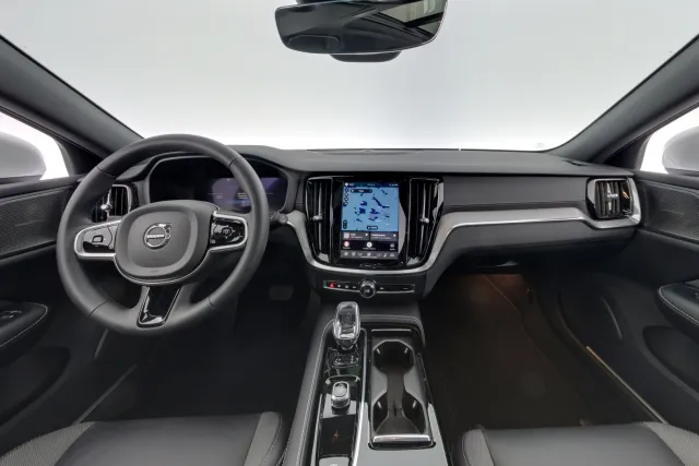 Volvo V60 2023, photo 7/15