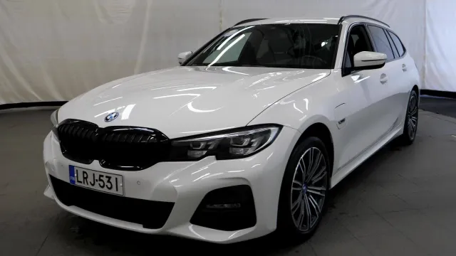 BMW 330 2022